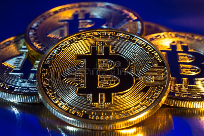 Körperliche goldene bitcoin Cryptocurrency Münze auf buntem Hintergrund