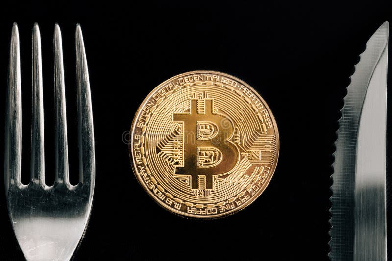 Körperliche goldene Crytocurrency-Münze zwischen Gabel und knive stockfotos Körperliche goldene Crytocurrency-Münze zwischen Gabel und knive stockfotos