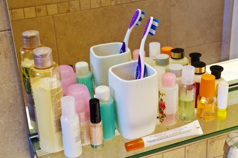 Körperpflegeprodukte an einem Badezimmer lizenzfreie stockbilder Körperpflegeprodukte an einem Badezimmer lizenzfreie stockbilder