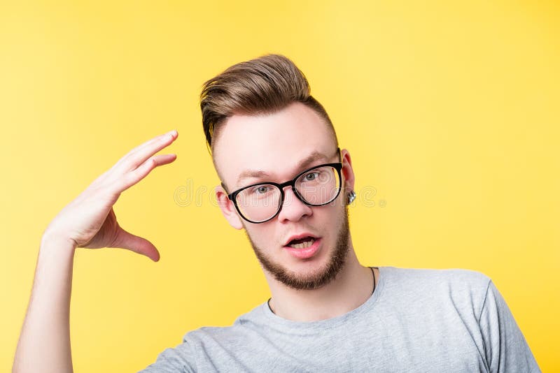 K?rpersprachkommunikationsmann, der gestikulierend fungiert lizenzfreies stockfoto K?rpersprachkommunikationsmann, der gestikulierend fungiert lizenzfreies stockfoto