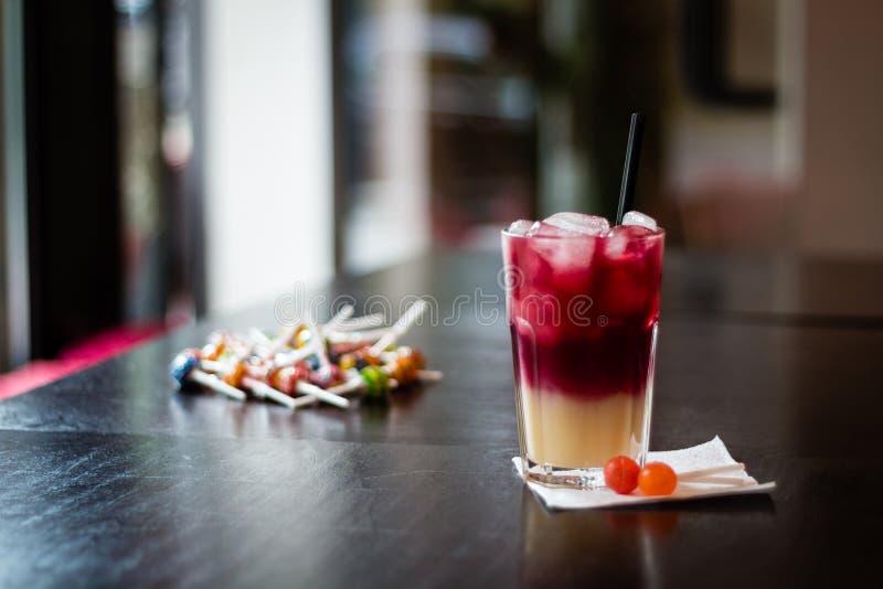 Körsbärsröd banan för fruktcoctail med klubbor arkivbild Körsbärsröd banan för fruktcoctail med klubbor arkivbild