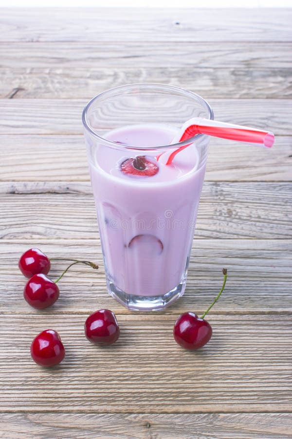 Körsbärsröd yoghurt i en glass krus på trätabellen arkivfoton Körsbärsröd yoghurt i en glass krus på trätabellen arkivfoton