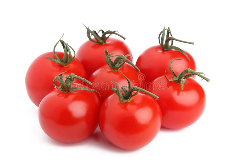 Körsbärsröda tomater som förläggas in i en cirkla, formar på vitbakgrund