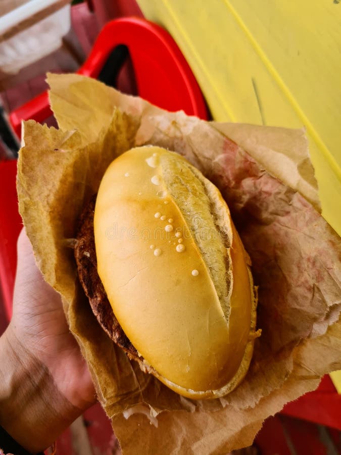 Köstliche Choripan am Strand. knuspriges französisches Brot mit Fleisch und Sauce im Inneren. klassisches Strandrestaurant in Bras lizenzfreie stockfotos