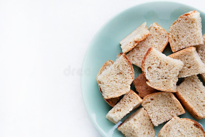 Köstliche Croutons des Brotes auf einer Draufsicht der Platte und des weißen Hintergrundes für Text sehr viele Fleischmehlklöße