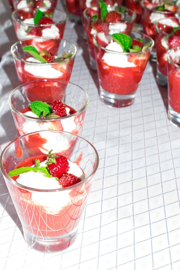 Köstliche Erdbeersüßer Frischkäsenachtisch selbst gemacht stockfoto Köstliche Erdbeersüßer Frischkäsenachtisch selbst gemacht stockfoto