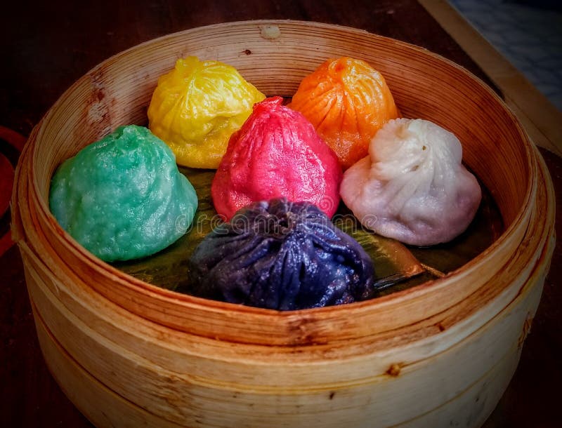 Köstliche ethnische gedämpfte dim sum-Mehlklöße am asiatischen Restaurant stockfoto Köstliche ethnische gedämpfte dim sum-Mehlklöße am asiatischen Restaurant stockfoto