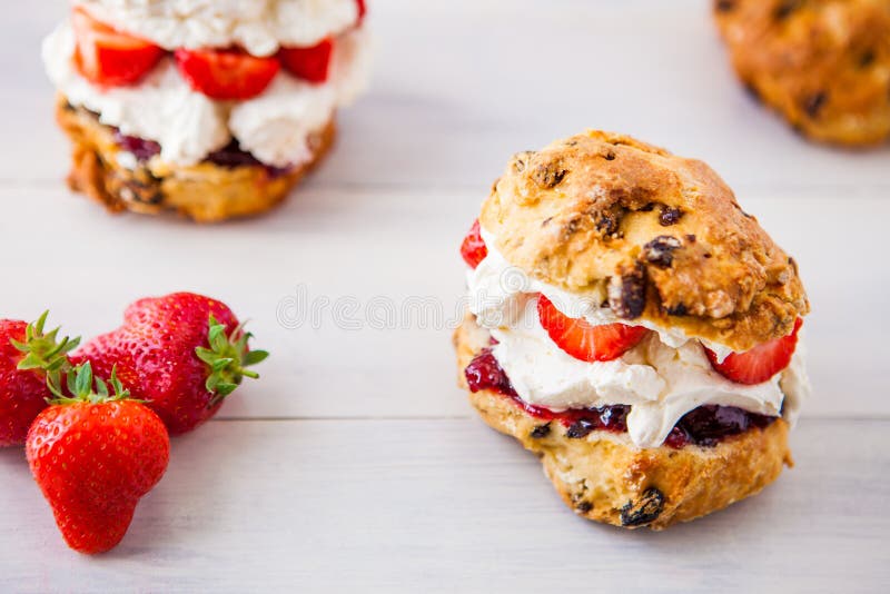 Köstliche frisch gebackene Scones füllten mit starker gegeronnener Creme stockfotografie