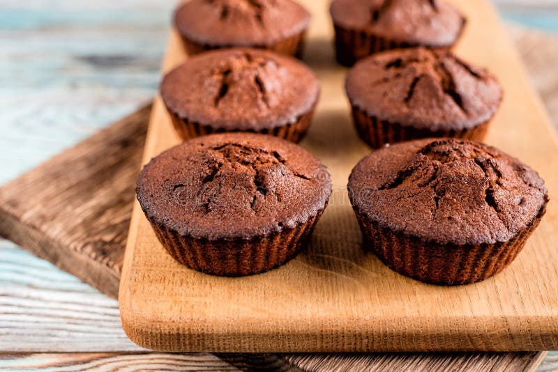 Köstliche frisch gebackene selbst gemachte kleine Kuchen des Karamells stockbilder