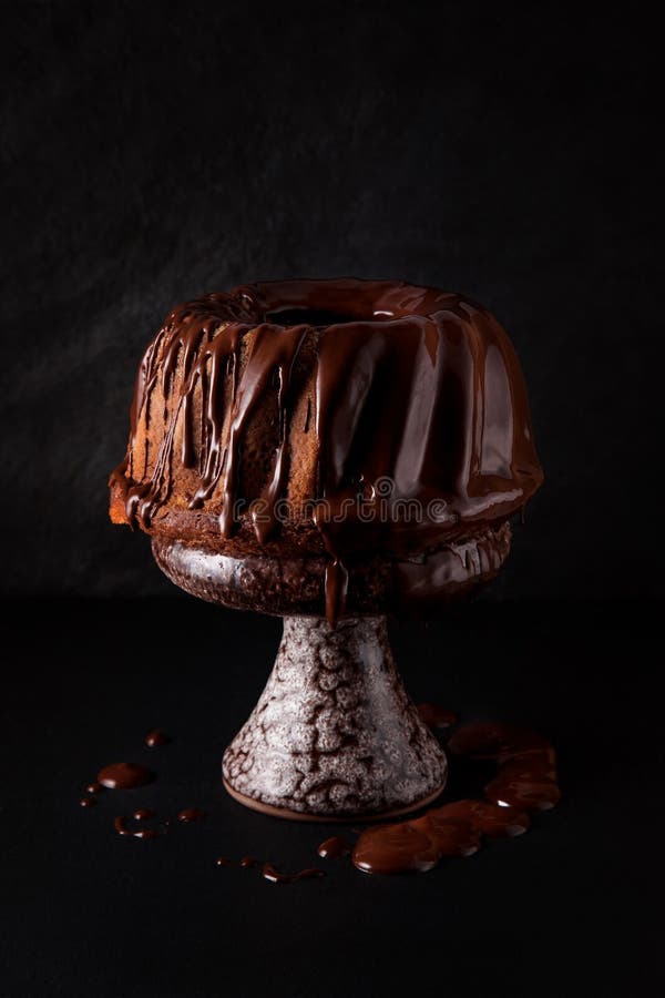 Köstliche frisch gebackene Torte mit Schokoladendecke auf Schieferplatte lizenzfreie stockfotografie