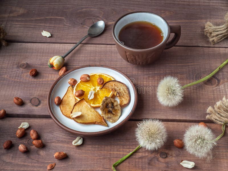 K?stliche Fruchtchips und Erdnussn?sse f?r Eignungsm?dchen mit einem Tasse Kaffee lizenzfreie stockfotos K?stliche Fruchtchips und Erdnussn?sse f?r Eignungsm?dchen mit einem Tasse Kaffee lizenzfreie stockfotos