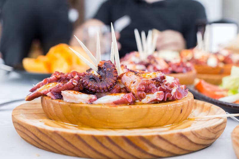 Köstliche hölzerne Platten der galizischen Art kochten Krake mit Paprika und Olivenöl Pulpo ein La Gallega stockfotos Köstliche hölzerne Platten der galizischen Art kochten Krake mit Paprika und Olivenöl Pulpo ein La Gallega stockfotos