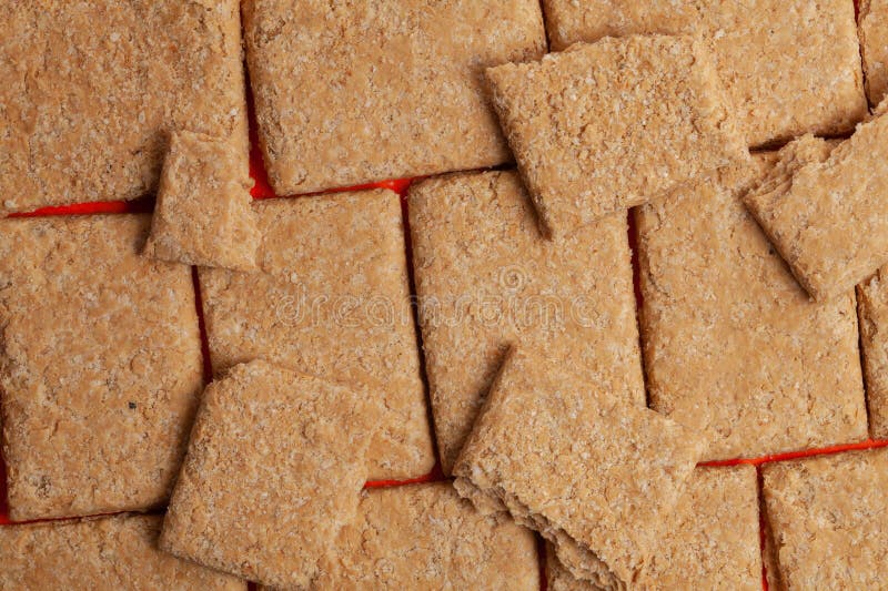 Köstliche indische MiTHai-Dessert knusprig-gajak-Bars. obere Ansicht. lizenzfreie stockfotos