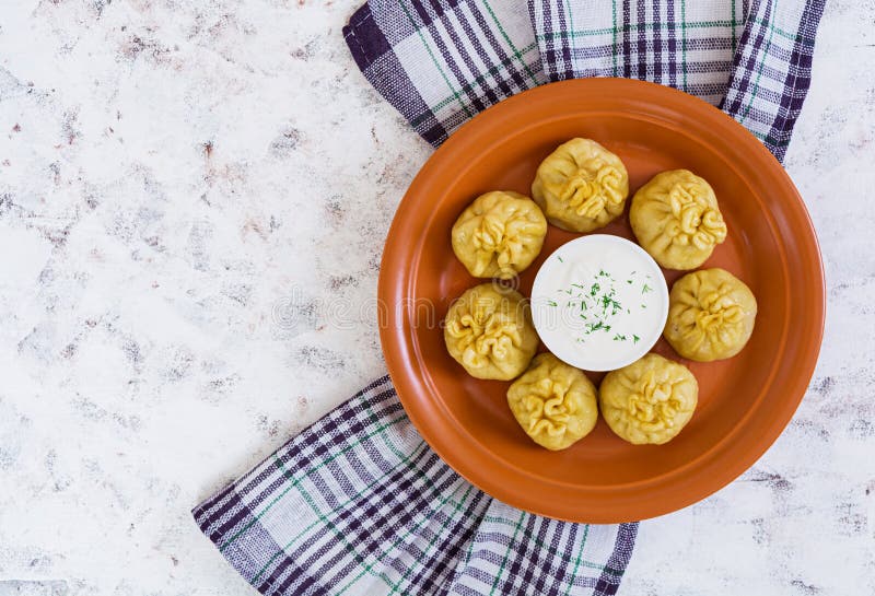 Köstliche manti Mehlklöße auf weißem Hintergrund Beschneidungspfad eingeschlossen lizenzfreie stockfotos Köstliche manti Mehlklöße auf weißem Hintergrund Beschneidungspfad eingeschlossen lizenzfreie stockfotos