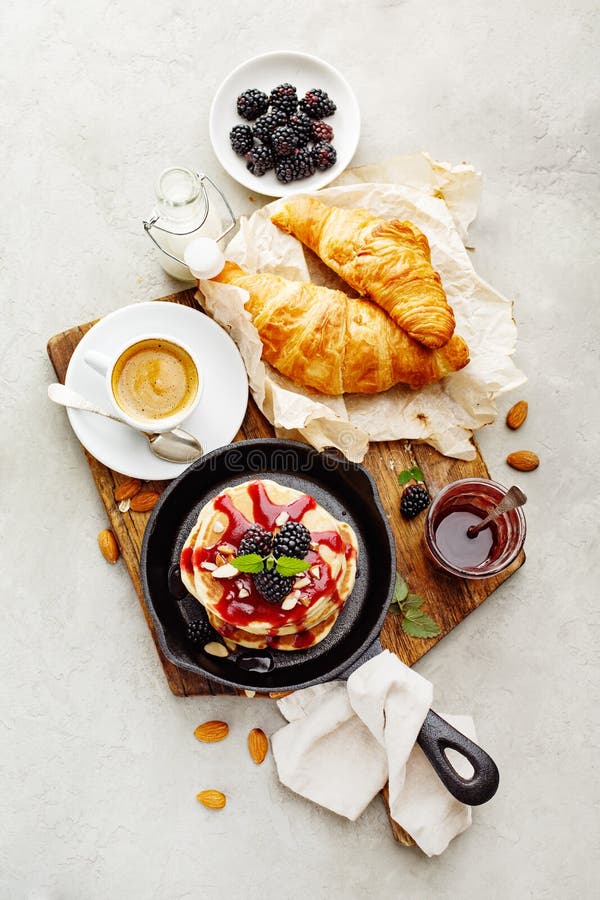 Köstliche Pfannkuchen mit Brombeere lizenzfreie stockfotos Köstliche Pfannkuchen mit Brombeere lizenzfreie stockfotos