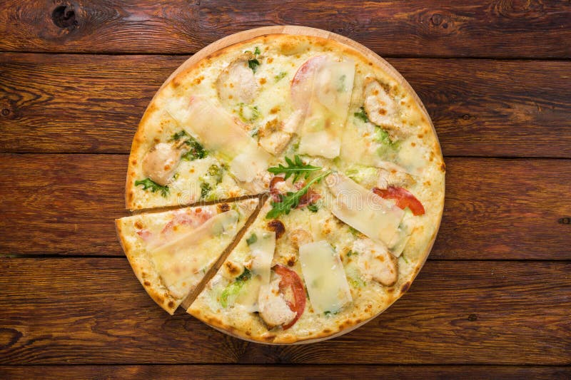 Köstliche Pizza mit Huhn, Parmesankäse und frischem Arugula lizenzfreies stockbild Köstliche Pizza mit Huhn, Parmesankäse und frischem Arugula lizenzfreies stockbild
