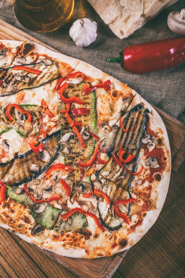 Köstliche Pizza mit Huhn, Zucchini, Aubergine, Pfeffer, Käse und Pilzen auf hölzerner rustikaler Tabelle Beschneidungspfad einges stockbild Köstliche Pizza mit Huhn, Zucchini, Aubergine, Pfeffer, Käse und Pilzen auf hölzerner rustikaler Tabelle Beschneidungspfad einges stockbild