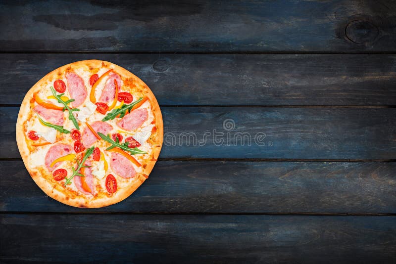 Köstliche Pizza mit Schinken, Gemüsepaprika, rucola, Tomaten und Eisbergsalat Draufsichtorientierung auf der linken Seite stockbilder Köstliche Pizza mit Schinken, Gemüsepaprika, rucola, Tomaten und Eisbergsalat Draufsichtorientierung auf der linken Seite stockbilder