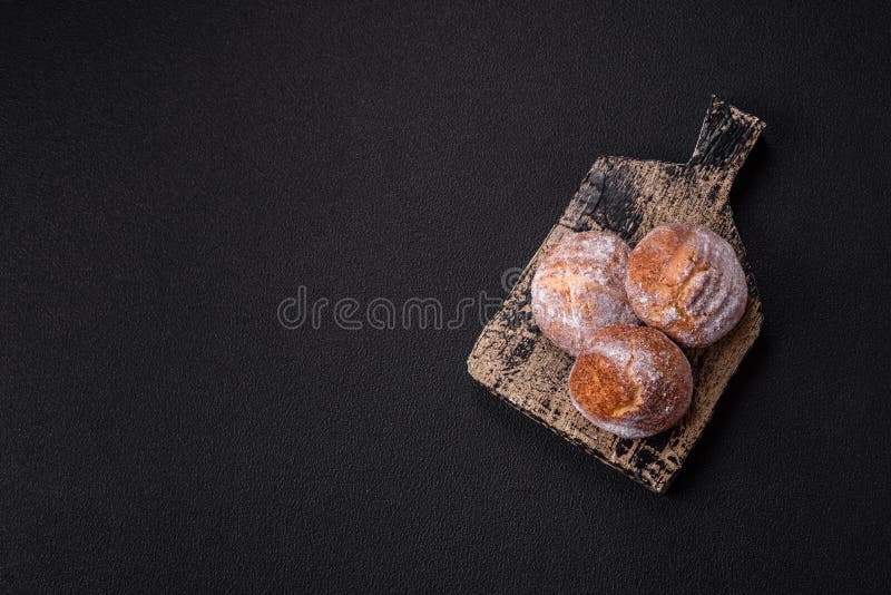 Köstliche, runde, frisch gebackene Zimtküche lizenzfreies stockfoto