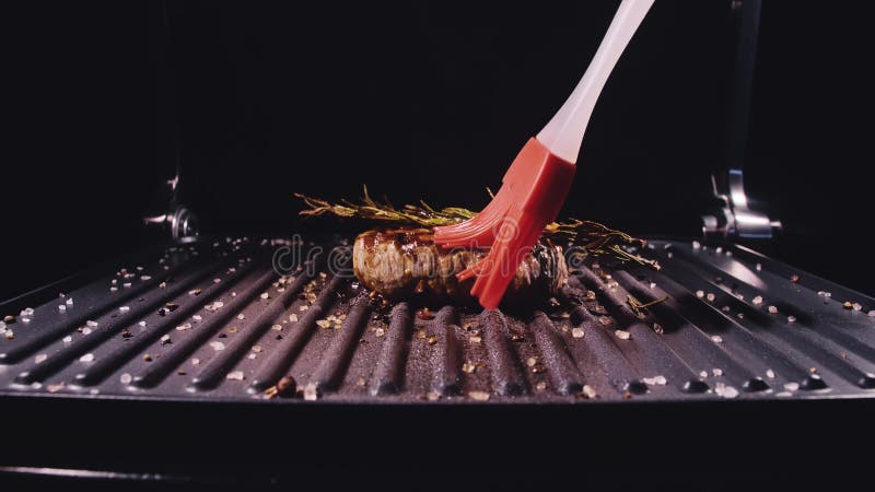Köstliche saftige Fleisch Steak Kochen auf Grill. erstklassiges seltenes Grillfleisch. schwarzer Pfeffer stock abbildung
