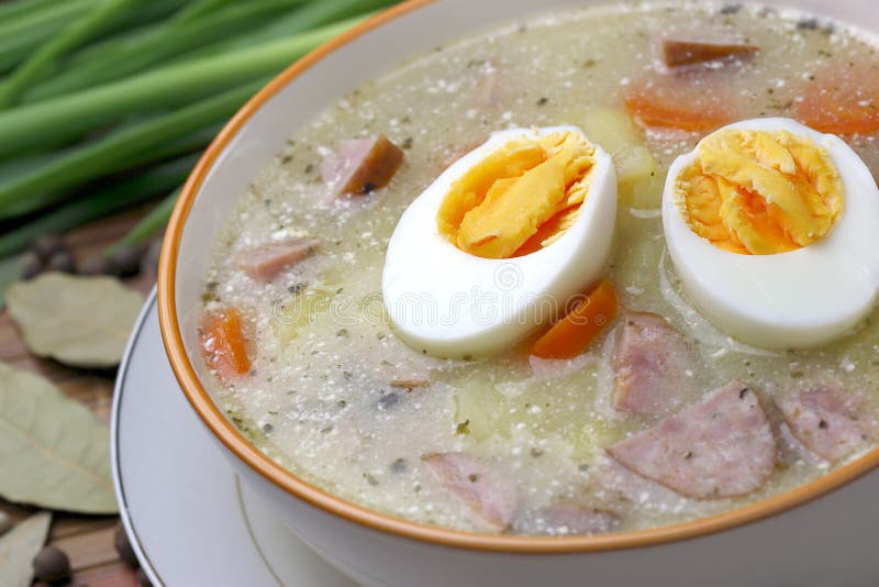 Köstliche saure Suppe mit Ei. stockfotografie