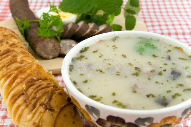 Köstliche saure Suppe mit Ei, Wurst und Brot stockfotografie