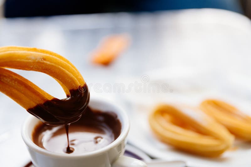 Köstliche spanische Nachtisch churros mit Schokoladensoße lizenzfreies stockbild Köstliche spanische Nachtisch churros mit Schokoladensoße lizenzfreies stockbild