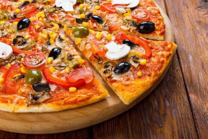 Köstliche vegetarische Pizza mit Tomaten, Pilzen und Oliven stockbilder Köstliche vegetarische Pizza mit Tomaten, Pilzen und Oliven stockbilder