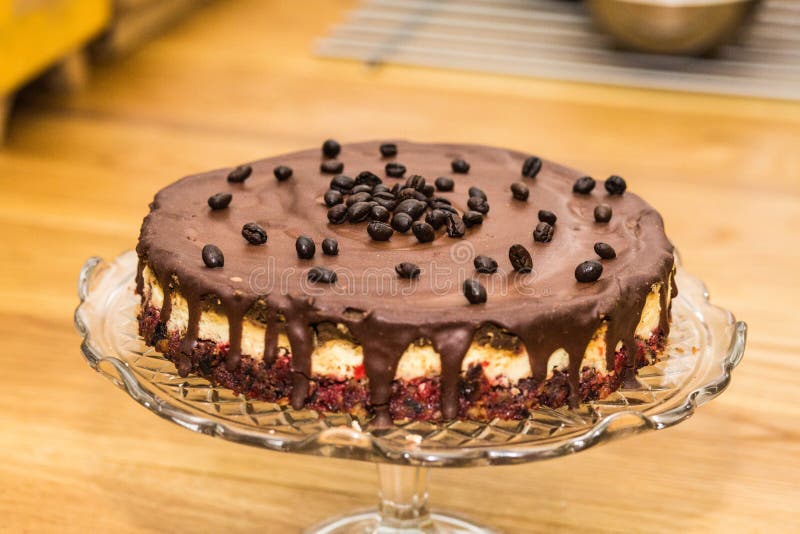 Köstlicher Bonbon backte Kuchen mit Kaffeebohnen und Frucht lizenzfreie stockfotos Köstlicher Bonbon backte Kuchen mit Kaffeebohnen und Frucht lizenzfreie stockfotos