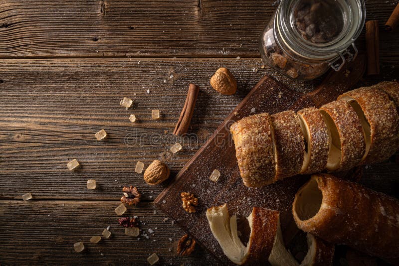 Köstlicher frisch gebackener Kaminkuchen stockfotografie