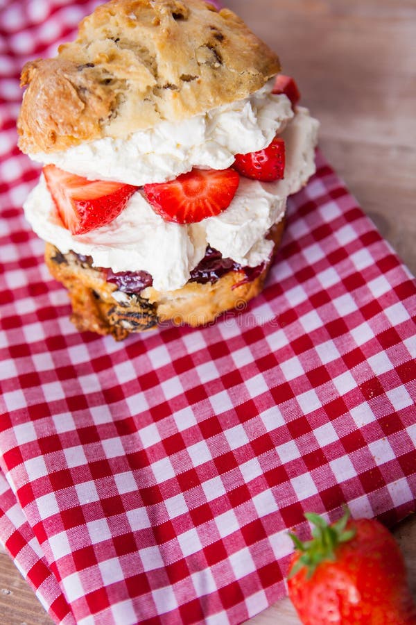 Köstlicher frisch gebackener Scone füllte mit starker gegeronnener Creme lizenzfreie stockfotos