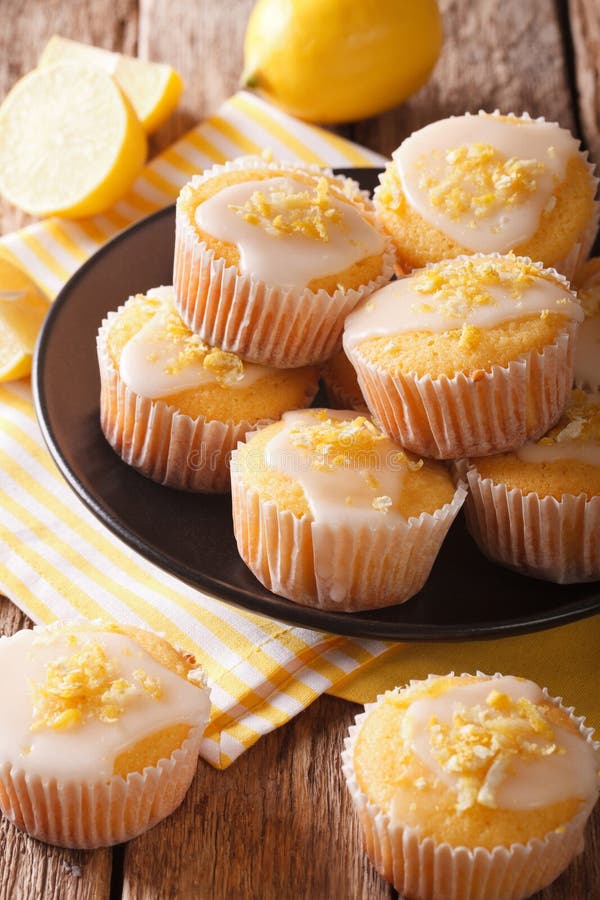 Köstlicher frisch gebackener selbst gemachter Zitronenmuffineifer besprüht Cl lizenzfreie stockfotos