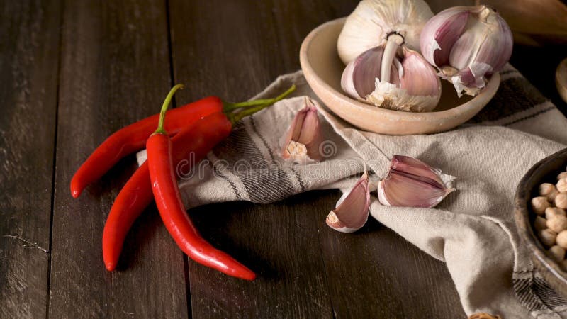 Köstlicher Hummus in einer Keramikschale lizenzfreie stockbilder