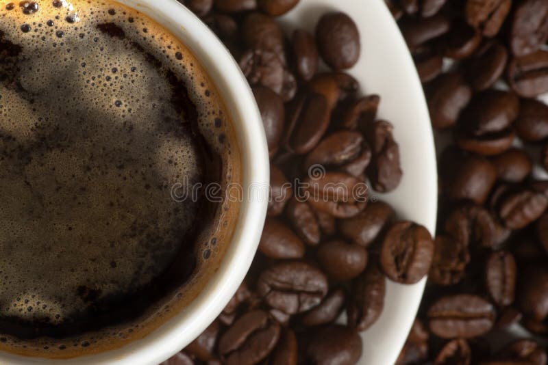 Köstlicher schwarzer Kaffee in einem Cup Espresso, Topansicht Kaffeebohnen verstreut stockfotografie Köstlicher schwarzer Kaffee in einem Cup Espresso, Topansicht Kaffeebohnen verstreut stockfotografie