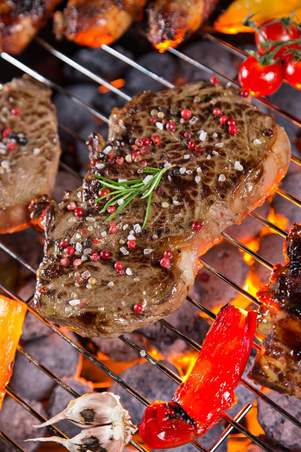 Köstliches gegrilltes Fleisch mit Gemüse auf einem Grillgrill lizenzfreie stockfotos Köstliches gegrilltes Fleisch mit Gemüse auf einem Grillgrill lizenzfreie stockfotos
