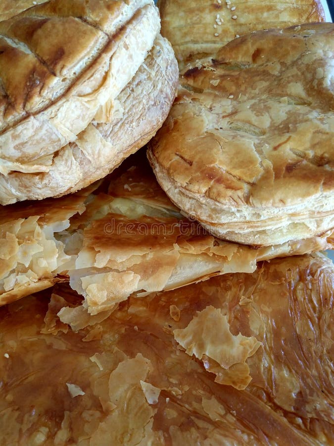 Köstliches griechisches Frühstücksgebäck mit Grießvanillepudding oder -käse lizenzfreie stockfotos Köstliches griechisches Frühstücksgebäck mit Grießvanillepudding oder -käse lizenzfreie stockfotos