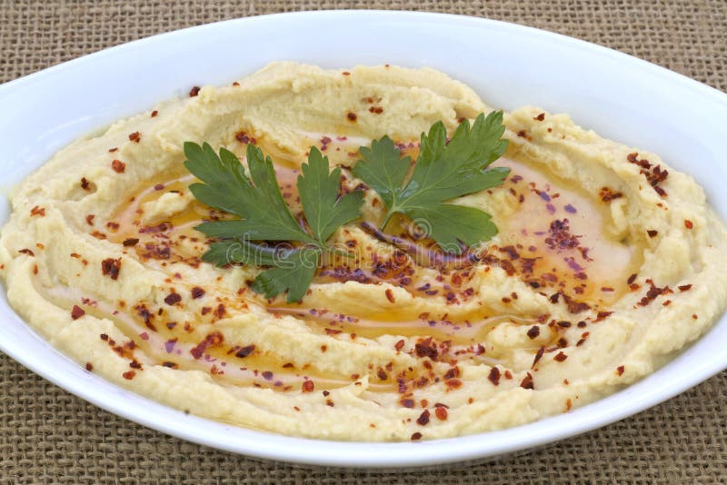 Köstliches hummus in der weißen Platte auf Leinwand, Abschluss herauf Bild stockfotografie