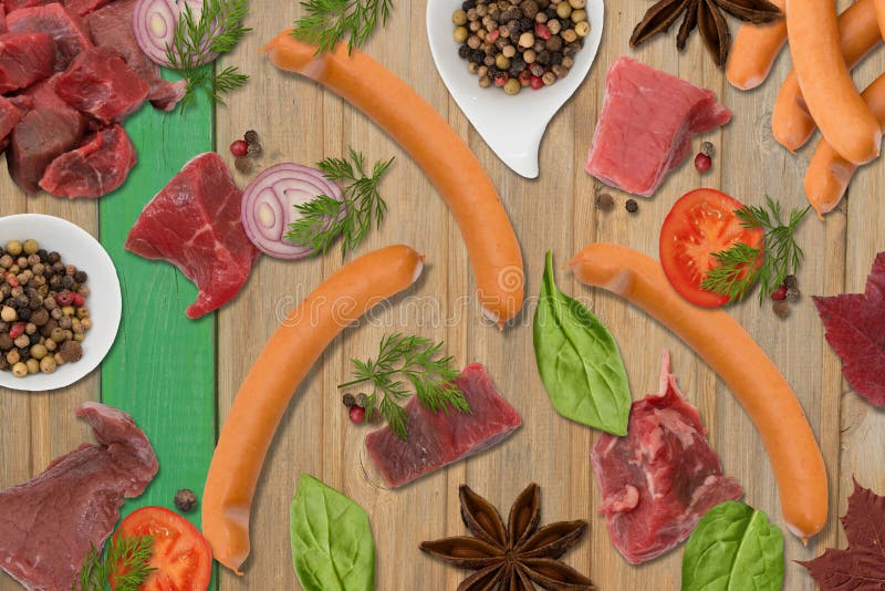 Kött- och korvprodukter på lägenhet lägger det wood brädet arkivfoton Kött- och korvprodukter på lägenhet lägger det wood brädet arkivfoton