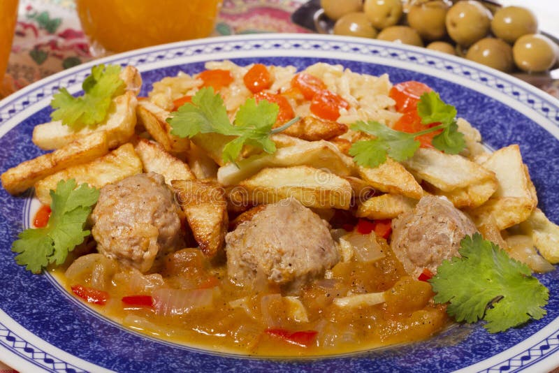 Köttbollar med ris och potatisar arkivfoton Köttbollar med ris och potatisar arkivfoton