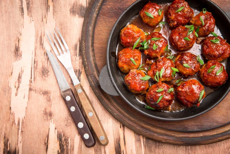 Köttbullar i söt och sur tomatsås Hemlagat grillat nötkött fotografering för bildbyråer Köttbullar i söt och sur tomatsås Hemlagat grillat nötkött fotografering för bildbyråer