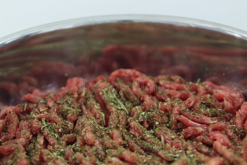 Köttfärs- och Provencal örter i en kastrull, innan att laga mat Kött och örter i en panna, innan att laga mat arkivfoto Köttfärs- och Provencal örter i en kastrull, innan att laga mat Kött och örter i en panna, innan att laga mat arkivfoto