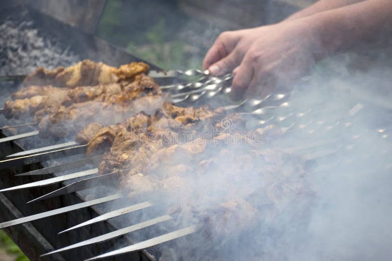 Köttkockar på varma kol i röken Picknick i natur royaltyfri fotografi Köttkockar på varma kol i röken Picknick i natur royaltyfri fotografi