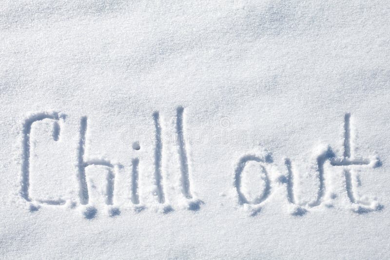 Kühlen Sie heraus Hand gezeichneter Text über Schnee