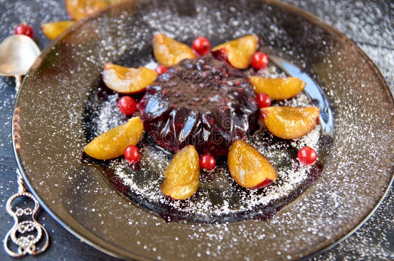 Kühles Burgunder-Gelee mit Beeren und Pulver verziert mit frischen Pflaumen, roter Johannisbeere und Silberweinleselöffel auf bra lizenzfreies stockfoto Kühles Burgunder-Gelee mit Beeren und Pulver verziert mit frischen Pflaumen, roter Johannisbeere und Silberweinleselöffel auf bra lizenzfreies stockfoto