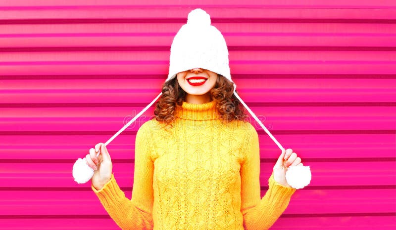Kühles Mädchen, das eine bunte gestrickte gelbe Strickjacke trägt lizenzfreies stockfoto