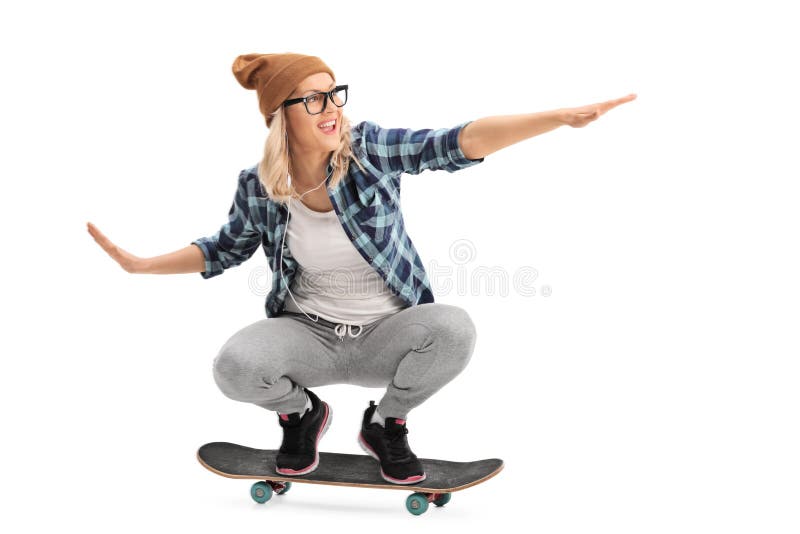 Kühles Schlittschuhläufermädchen, das ein Skateboard reitet
