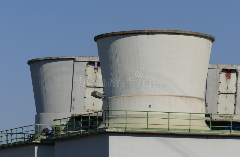 Kühltürme lizenzfreie stockfotografie Kühltürme lizenzfreie stockfotografie
