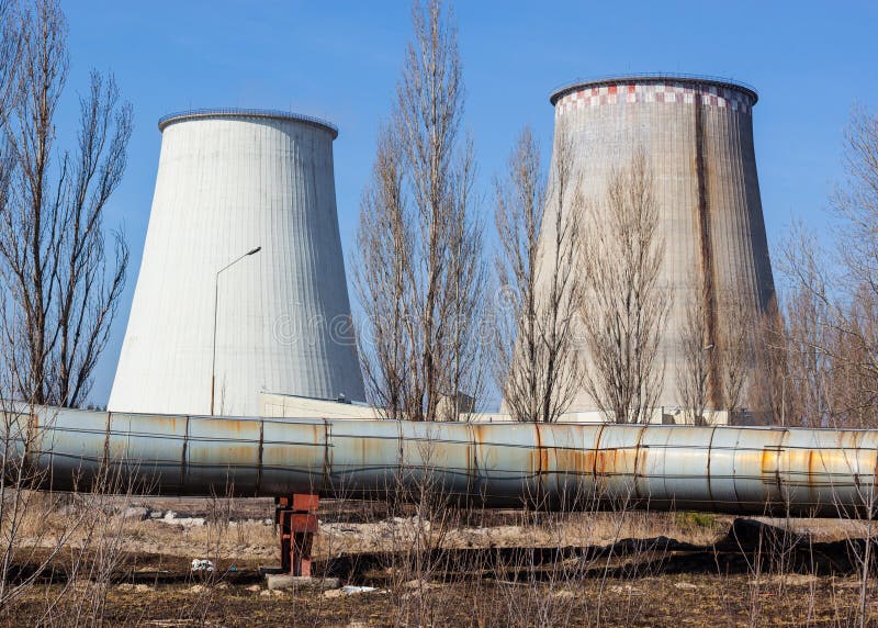 Kühltürme der Cogenerationsanlage nahe Kyiv, Ukraine stockbild Kühltürme der Cogenerationsanlage nahe Kyiv, Ukraine stockbild