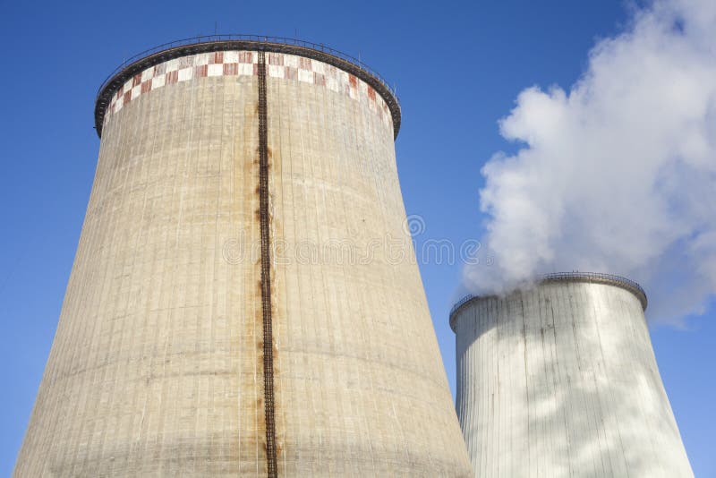 Kühltürme des Kraftwerks stockfoto Kühltürme des Kraftwerks stockfoto