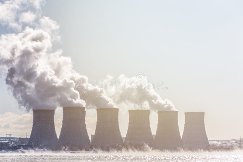 Kühltürme einer Atomenergiestation oder des NPP mit dickem Rauche stockfoto